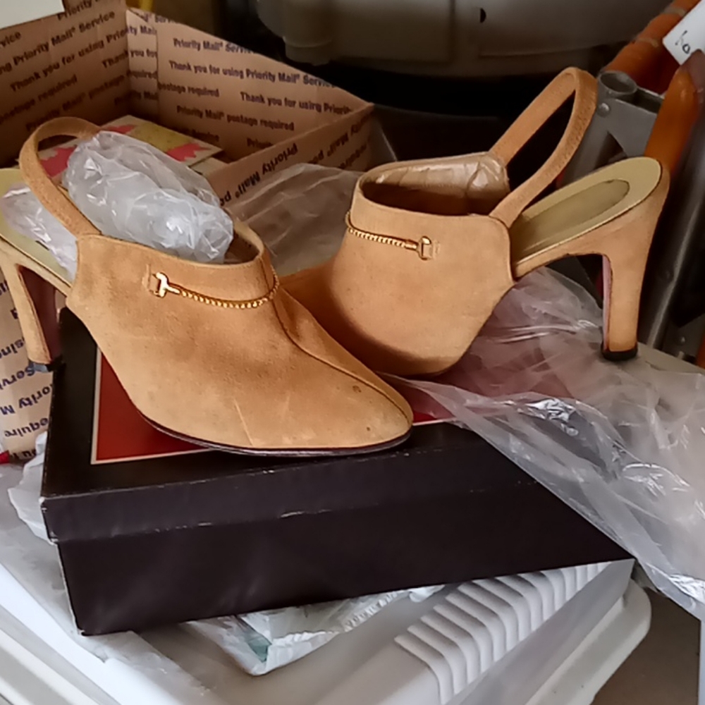 Woman's tan suede sling back